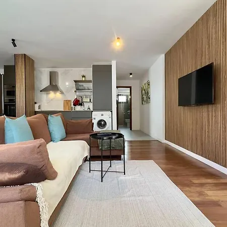 Apartment Centric And Bright - *